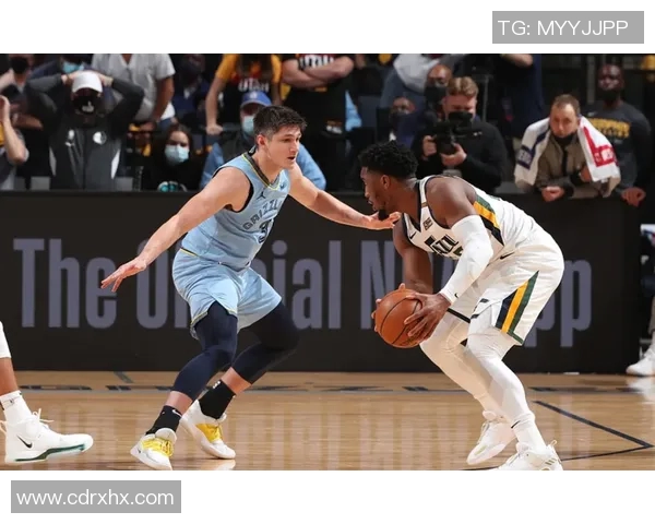 爵士夺得季后赛首胜，米切尔砍下35分力擒灰熊