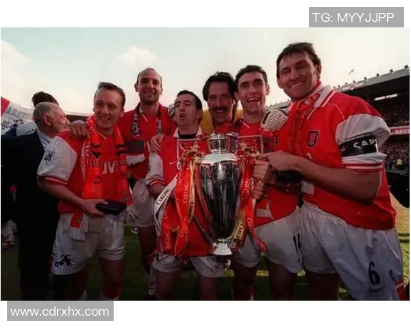 裸男球迷闯入，足球场乱成一团——那一夜的足球风暴